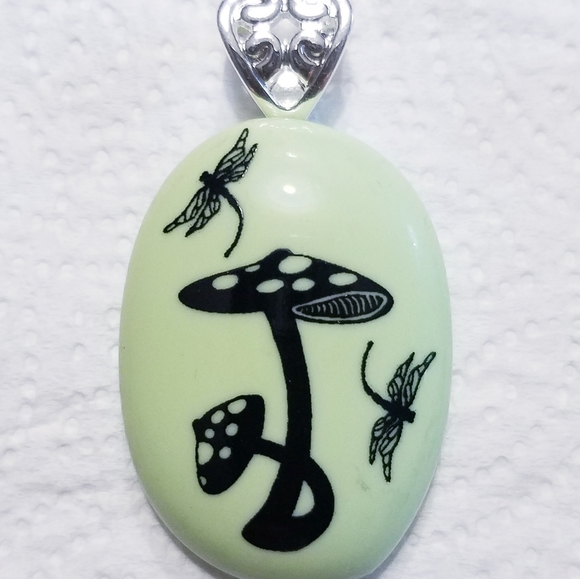 Jewelry - Mint green🍄 mushroom 🍄 & dragonfly glass pendant